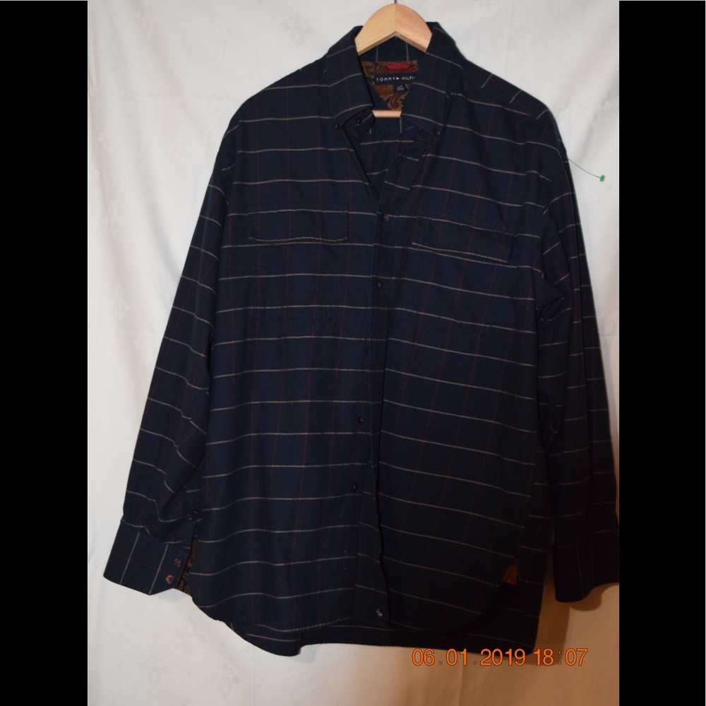 Tommy Hilfiger Men’s button up shirt with Collar.